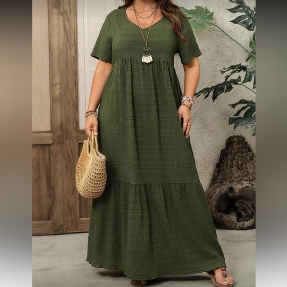 Plus size textured V neck maxi dress - Picture 3 of 6